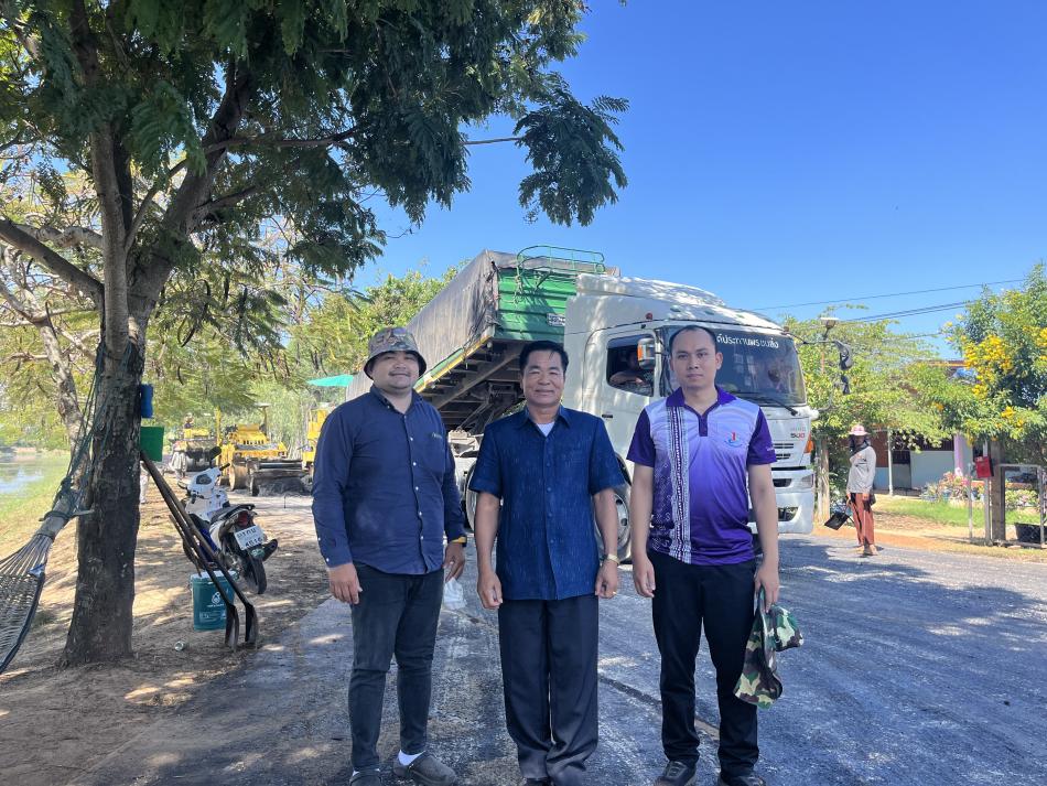 นายกเทศมนตรีตำบลเหล่าปอแดง ลงสำรวจหน้างานปูยางถนนแอสฟัลท์ติก บริเวณถนนรอบๆหนองสาธารณะประโยชน์ บ้านหนองแคน ตำบลเหล่าปอแดง อำเภอเมือง จังหวัดสกลนคร