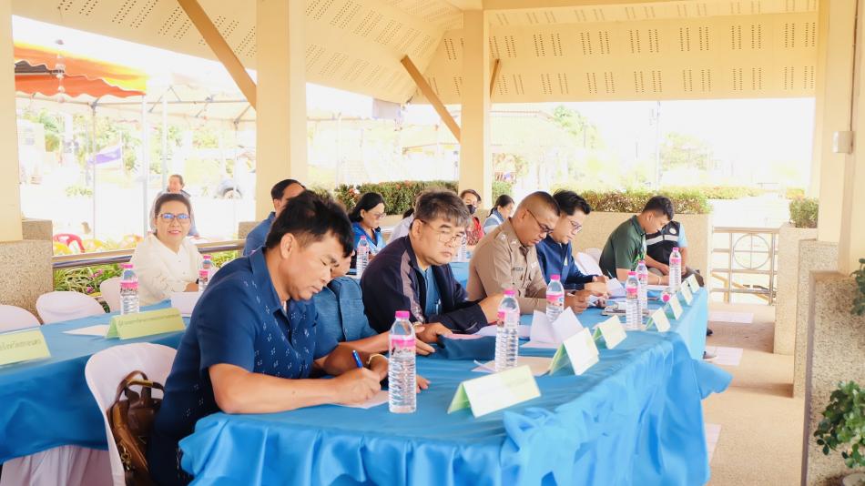 นายสุทัศน์ โคตรธรรม นายกเทศมนตรีตำบลเหล่าปอแดงร่วมการประชุมปรึกษาหารือรับฟังการขี้แจงข้อกฎหมายและข้อเสนอแนะในการขอเพิ่มจำนวนแพท่องเที่ยวกลุ่มแพ OTOP นวัตวิถี บ้านท่าวัดเหนือ