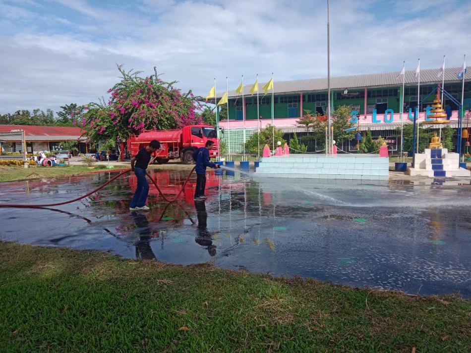 งานป้องกันและบรรเทาสาธารณภัยเทศบาลตำบลเหล่าปอแดง ได้รับมอบหมายจาก นายลำไพ งิ้วพรม นายกเทศมนตรีตำบลเหล่าปอแดง ออกพื้นที่เป่าล้างลานสนามโรงเรียนบ้านหนองสระ เนื่องจากมีเศษฝุ่นละอองจำนวนมาก เพื่ออำนวยความสะดวกในการจัดกิจกรรมของนักเรียน ณ โรงเรียนบ้านหนองสระ หมู่ที่ 5