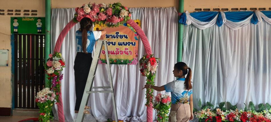 วันที่ 4 เมษายน 2566 คุณครู ศูนย์พัฒนาเด็กเล็กบ้านเหล่าปอแดง ร่วมกันจัดสถานที่เพื่อดำเนินงานตามโครงการบัณฑิตน้อย ในวันที่ 5 เมษายน 2566