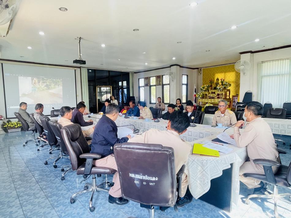นายสุทัศน์ โคตรธรรม นายกเทศมนตรีตำบลเหล่าปอแดง พร้อมคณะผู้บริหาร สมาชิกเทศบาล เจ้าหน้าที่กองสาธารณสุขและสิ่งแวดล้อม ประชุมเพื่อรับทราบปัญหาร้องเรียนเหตุรำคาญ การปล่อยน้ำทิ้งลงสู่ท้องถนน ของหมู่ที่ 11 บ้านดอนยางใต้ ณ ห้องประชุมเทศบาลตำบลเหล่าปอแดง