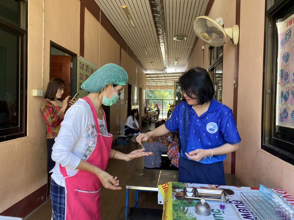 เจ้าหน้าที่กองสาธารณสุขและสิ่งแวดล้อมเทศบาลตำบลเหล่าปอแดง ออกพื้นที่ตรวจอาหารและสารปนเปื้อนในอาหาร ณ ศูนย์พัฒนาเด็กเล็กบ้านหนองเเคน หมู่ที่ 1