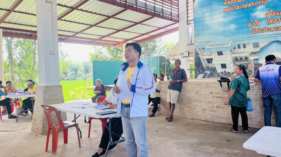 นายกเทศมนตรีตำบลเหล่าปอแดง ชี้แจงโครงการขอความช่วยเหลือธนาคารโคกระบือตามพระราชดำริ และประชาคมรับรองการขึ้นทะเบียนเกษตรกรผู้ปลูกข้าว 