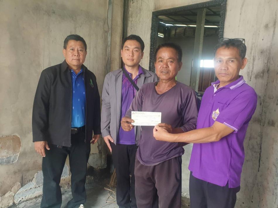 นายสมชาย แสงวงศ์ รองปลัดเทศบาลตำบลเหล่าปอแดง พร้อมกับผู้อำนวยการกองสาธารณสุขฯ และเจ้าหน้าที่กองคลังเทศบาลตำบลเหล่าปอแดง เป็นตัวแทน มอบเงินช่วยเหลือผู้ประสบอัคคีภัย ให้กับนายณรงค์ชนะชัย ณ บ้านดอนยางใต้ หมู่ที่ 11