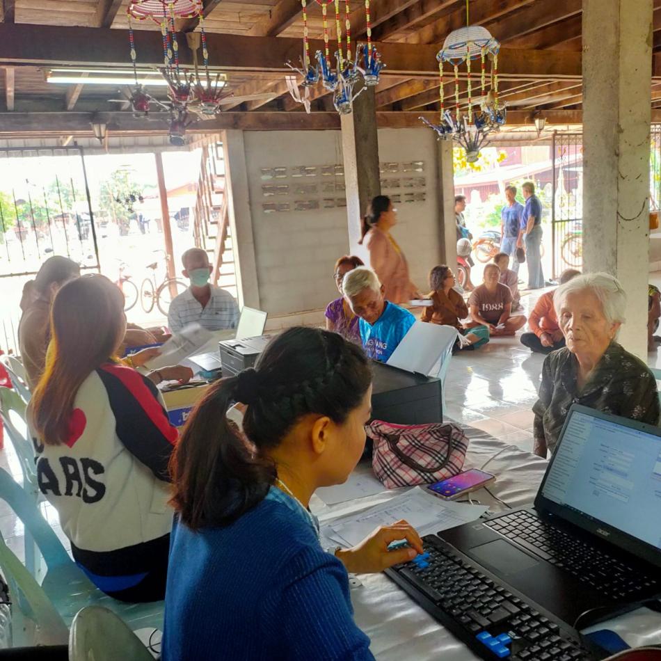 กองคลังร่วมกับกองสาธารณสุข เทศบาลตำบลเหล่าปอแดง ออกบริการประชาชนในการจัดเก็บภาษีเคลื่อนที่ หมู่ที่  8 บ้านดอนยาง วันที่ 3 เมษายน 2566 