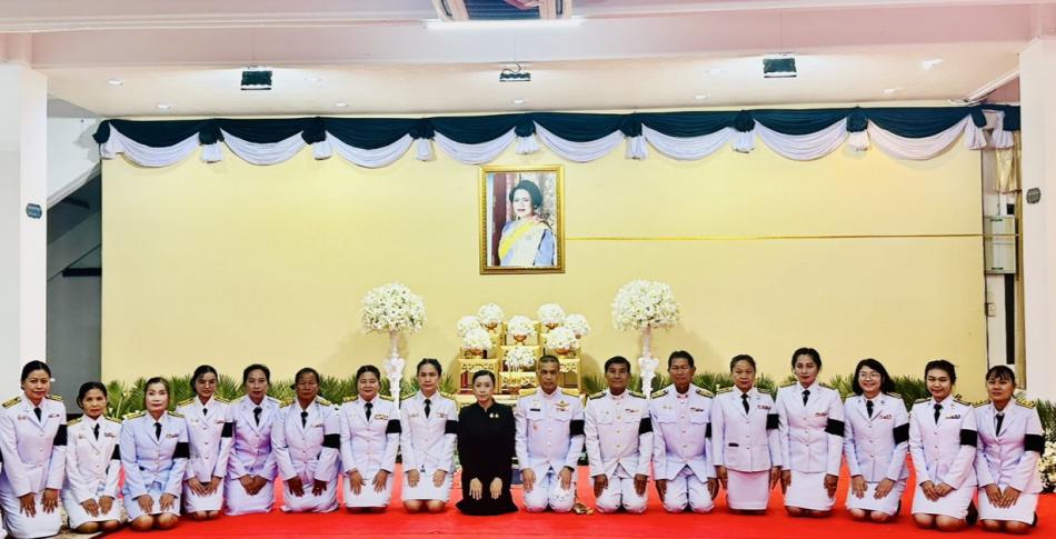 นายลำไพ งิ้วพรม นายกเทศมนตรีตำบลเหล่าปอแดง พร้อมคณะผู้บริหาร สมาชิกสภาฯข้าราชการและพนักงานเทศบาลตำบลเหล่าปอแดง ร่วมพิธีบำเพ็ญพระราชกุศล สวดอภิธรรม เพื่ออุทิศถวายเป็นพระราชกุศลแด่ สมเด็จพระนางเจ้าสิริกิติ์ พระบรมราชินีนาถ พระบรมราชชนนีพันปีหลวง ณ วัดพระธาตุเชิงชุมวรวิหาร อำเภอเมือง จังหวัดสกลนคร