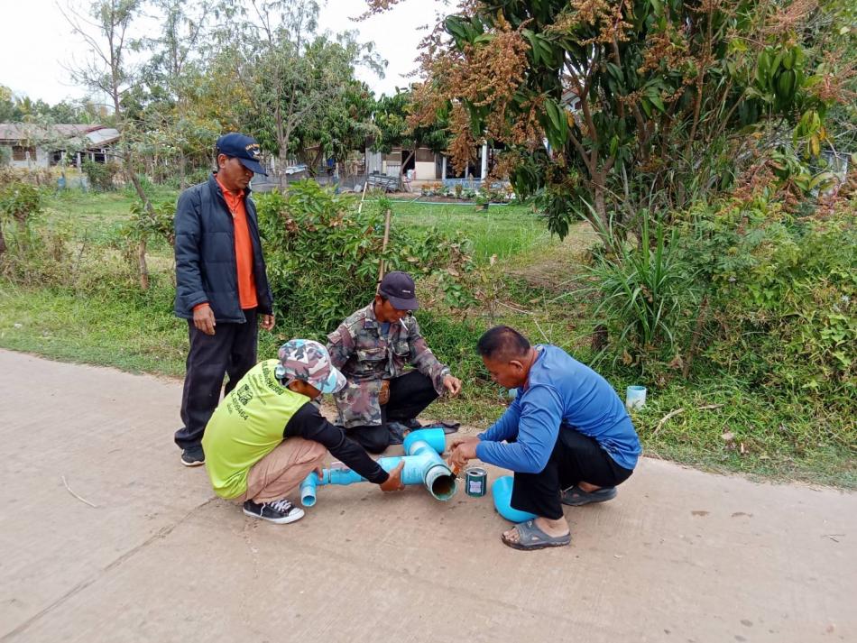 เจ้าหน้าที่กองช่างลงพื้นที่ซ่อมแซมระบบประปา ณ หมู่ที่ 5 บ้านหนองสระ