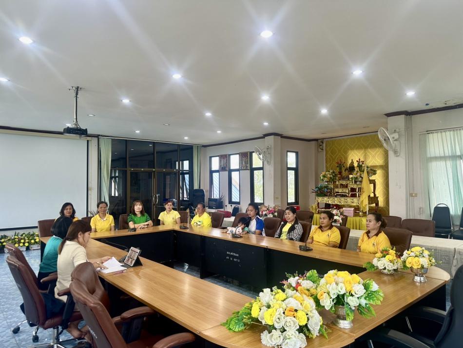 นายสุรศักดิ์ จันทรังษี รองประธานสภาเทศบาลตำบลเหล่าปอแดง เป็นประธานในการประชุมคณะครู ศูนย์พัฒนาเด็กเล็กทั้ง ๓ ศูนย์ ณ ห้องประชุมเทศบาลตำบลเหล่าปอแดง อำเภอเมือง จังหวัดสกลนคร