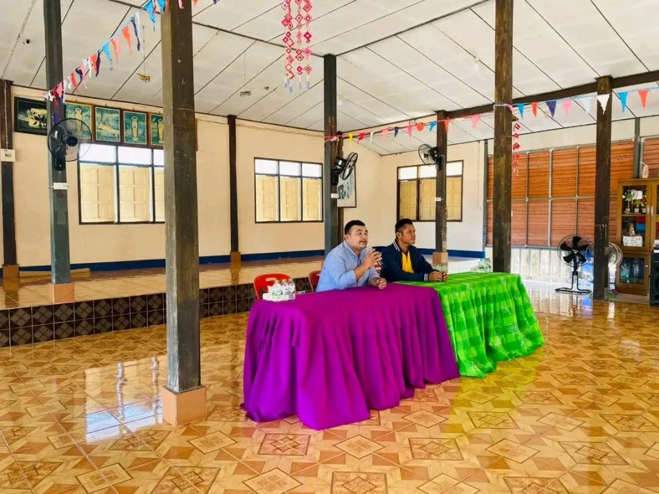 กองช่างเทศบาลตำบลเหล่าปอแดง ลงพื้นที่ให้ความรู้และทำความเข้าใจกับประชาชนบ้านหนองสระ หมู่ที่ 5 เรื่องโครงการขุดลอกลำห้วยหนองบัว ณ ศาลาวัดบ้านหนองสระ