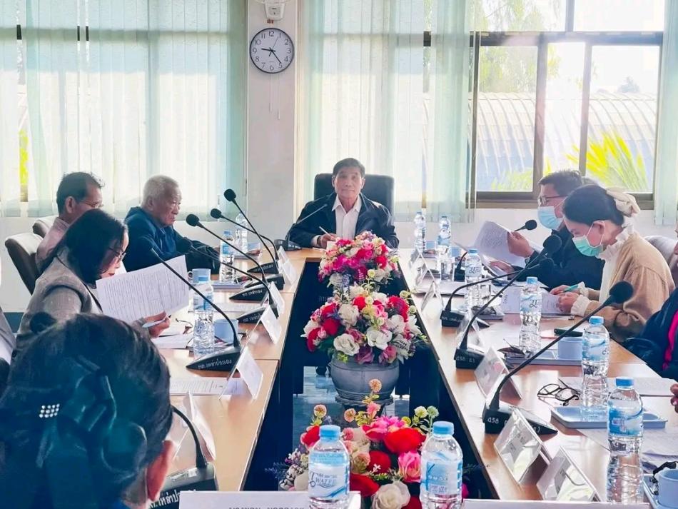 นายลำไพ งิ้วพรม นายกเทศมนตรีตำบลเหล่าปอแดง ประธานคณะกรรมการบริหารกองทุนหลักประกันสุขภาพเทศบาลตำบลเหล่าปอแดง พร้อมคณะกรรมการฯ ประชุมการพิจารณาปรับแผนการเงินในการบริหารจัดการกองทุนฯ ประชุมครั้งที่ 1/2569 ณ ห้องประชุมเทศบาลตำบลเหล่าปอแดง