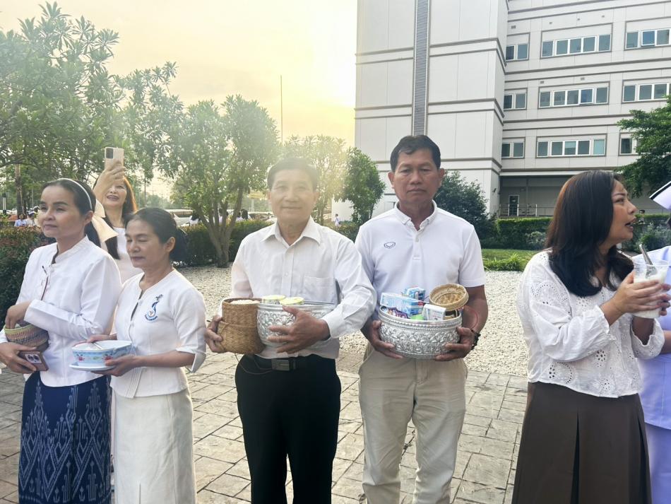 นายลำไพ งิ้วพรม นายกเทศมนตรีตำบลเหล่าปอแดง พร้อมคณะผู้บริหาร และเจ้าหน้าที่กองช่างเทศบาลตำบลเหล่าปอแดง ร่วมโครงการ “ร้อยใจไทย สืบสานราชธรรม ทั้งแผ่นดิน”เพื่อถวายเป็นพระราชกุศลแด่สมเด็จพระนางเจ้าสิริกิติ์ พระบรมราชินีนาถ พระบรมราชชนนีพันปีหลวง ณ ห้องภูริทัตโต อาคารอุบัติเหตุฉุกเฉินและผู้ป่วยนอก โรงพยาบาลสกลนคร อำเภอเมือง จังหวัดสกลนคร