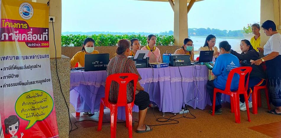 กองคลังร่วมกับกองสาธารณสุข เทศบาลตำบลเหล่าปอแดง ออกบริการประชาชนในการจัดเก็บภาษีเคลื่อนที่ หมู่ที่ 3 บ้านท่าวัดเหนือ วันที่ 5 เมษายน 2566