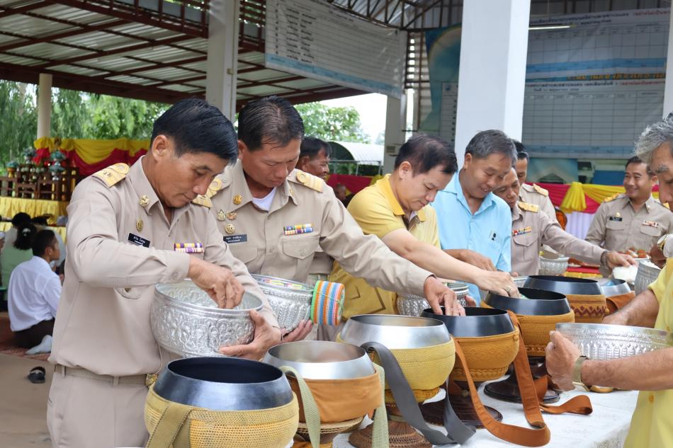นายลำไพ งิ้วพรม นายกเทศมนตรีตำบลเหล่าปอแดง พร้อมคณะผู้บริหาร สมาชิกสภาฯ พนักงาน เจ้าหน้าที่เทศบาลตำบลเหล่าปอแดง กำนัน ผู้ใหญ่บ้านและประชาชนทุกหมู่บ้าน ร่วมกันทำบุญสำนักงาน ตักบาตรและถวายภัตตาหารแด่พระสงฆ์ จำนวน 9 รูปเพื่อความเป็นสิริมงคล ณ อาคารเอนกประสงค์เทศบาลตำบลเหล่าปอแดง อำเภอเมืองสกลนคร จังหวัดสกลนคร