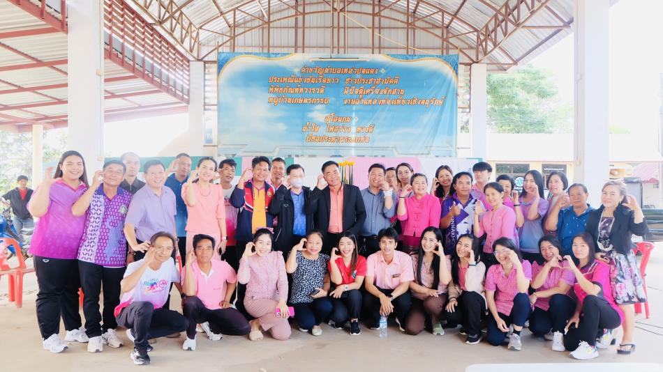 นายสุทัศน์ โคตรธรรม นายกเทศมนตรีตำบลเหล่าปอแดง พร้อมกับคณะผู้บริหาร หัวหน้าส่วนราชการและพนักงานเทศบาลตำบลเหล่าปอแดง ร่วมกันบายศรีสู่ขวัญแก่ นายวิชิต โยธาไพร ผู้ช่วยเจ้าพนักงานป้องกันและบรรเทาสาธารณะภัย 