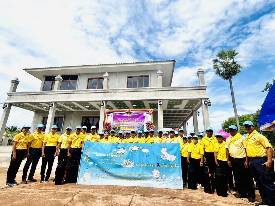 นายสุทัศน์ โคตรธรรม นายกเทศมนตรีตำบลเหล่าปอแดง ร่วมโครงการปลูกไม้ดอกไม้ประดับ ปรับปรุงภูมิทัศน์หมู่บ้านส่งเสริมการท่องเที่ยว ณ วัดมหาพรหมโพธิราช บ้านท่าวัดเหนือ อำเภอเมือง จังหวัดสกลนคร