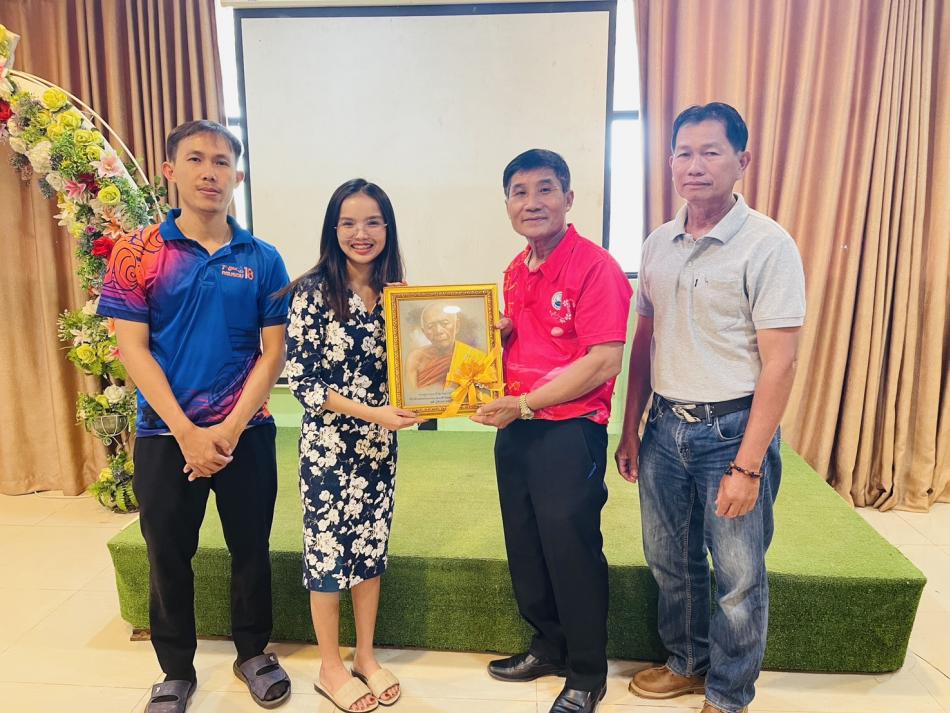 นายลำไพ งิ้วพรม นายกเทศมนตรีตำบลเหล่าปอแดง พร้อมคณะผู้บริหาร สมาชิกสภาฯ ข้าราชการ และพนักงานเทศบาลตำบลเหล่าปอแดง ร่วมต้อนรับ นางสาวจันทร์สุดา โคตรผาบ นักวิชาการศึกษาคนใหม่ ประจำสำนักปลัด เทศบาลตำบลเหล่าปอแดง