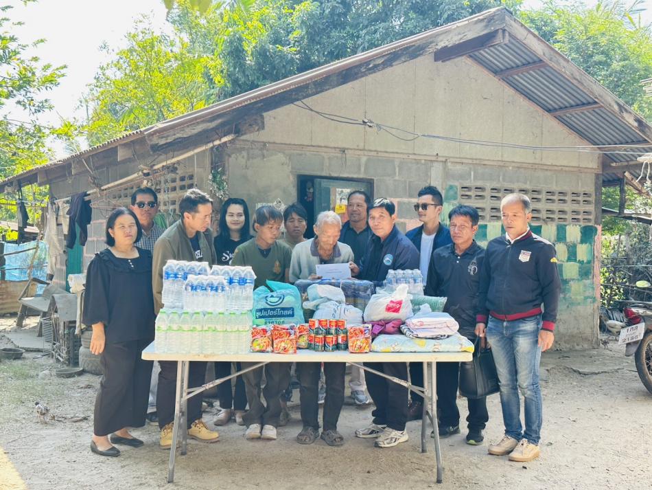 นายลำไพ งิ้วพรม นายกเทศมนตรีตำบลเหล่าปอแดง พร้อมคณะผู้บริหาร สมาชิกสภาฯ ออกพื้นที่เป็นตัวแทนมอบของใช้จำเป็นแก่ผู้ยากไร้ ณ บ้านหนองสระ หมู่ที่ 5