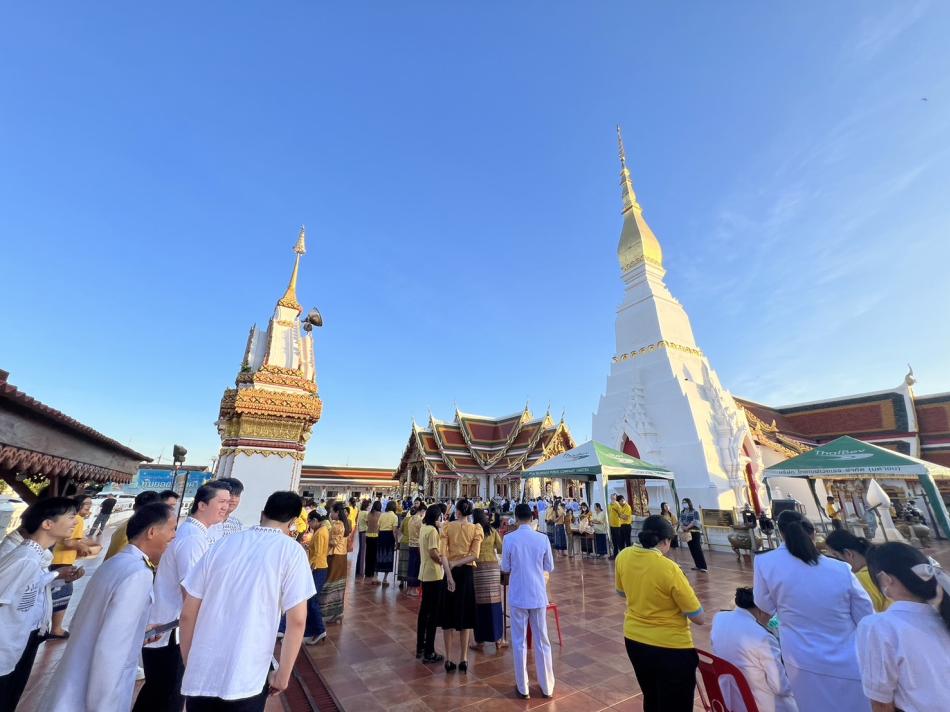 นายสุทัศน์  โคตรธรรม นายกเทศมนตรีตำบลเหล่าปอแดง พร้อมคณะผู้บริหาร หัวหน้าส่วนราชการและพนักงานเทศบาลตำบลเหล่าปอแดง  ร่วมกิจกรรมเนื่องในวันพระราชสมภพพระบาทสมเด็จพระบรมชนกาธิเบศร มหาภูมิพลอดุลยเดชมหาราช บรมนาถบพิตร วันชาติและวันพ่อแห่งชาติ