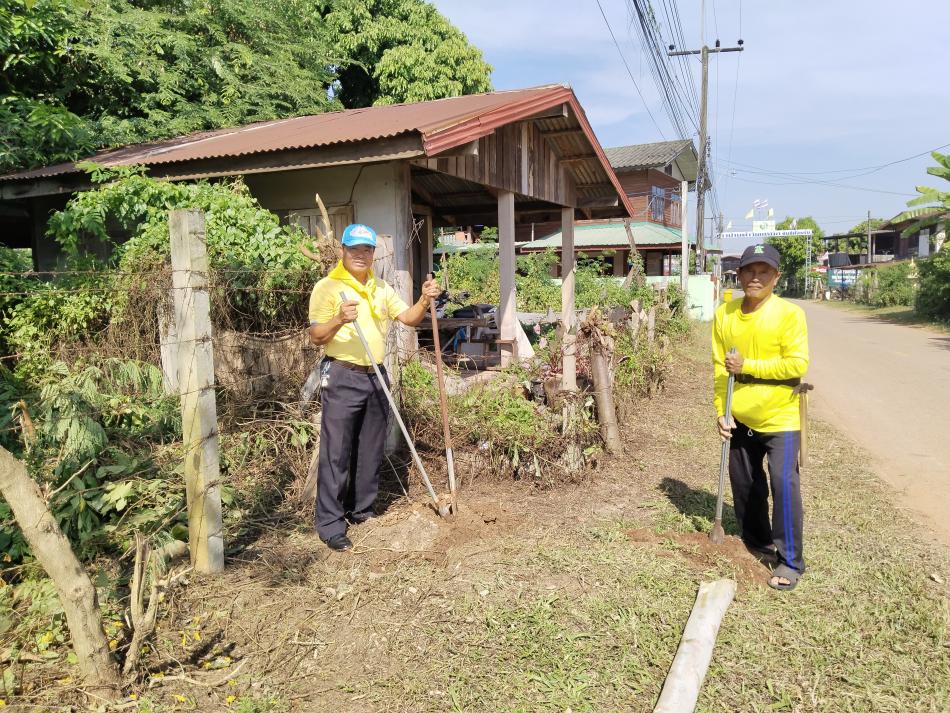 นายสุทัศน์ โคตรธรรม นายกเทศมนตรีตำบลเหล่าปอแดง พร้อมกับสมาชิกสภาเทศบาล ข้าราชการ พนักงาน ผู้ใหญ่บ้านและชาวบ้านในตำบลเหล่าปอแดง ร่วมงานจิตอาสาทำซุ้มจุดเช็ดอินและปลูกไม้ประดับ ณ บ้านท่าวัดใต้ หมู่ที่ 9