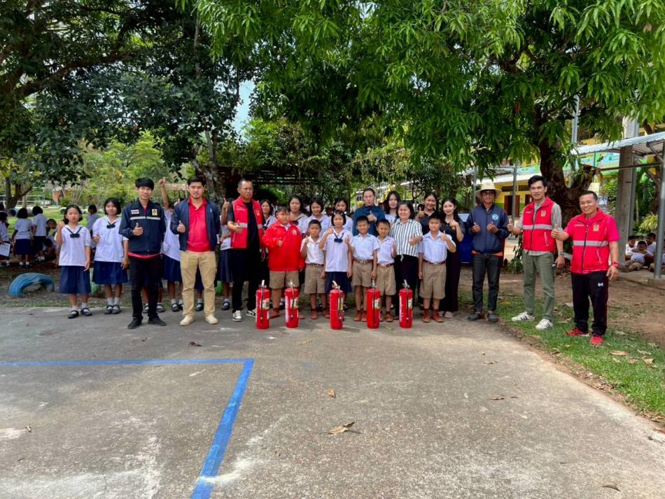 งานป้องกันและบรรเทาสาธารณภัยเทศบาลตำบลเหล่าปอแดง ออกพื้นที่ให้ความรู้กับนักเรียนและคณะครู ตามโครงการ อบรมความปลอดภัยในสถานศึกษา การป้องกันและระงับเหตุอัคคีภัยเบื้องต้น ณ โรงเรียนบ้านหนองปลาน้อย (สุทธะเรืองศิลป์) อำเภอเมือง จังหวัดสกลนคร