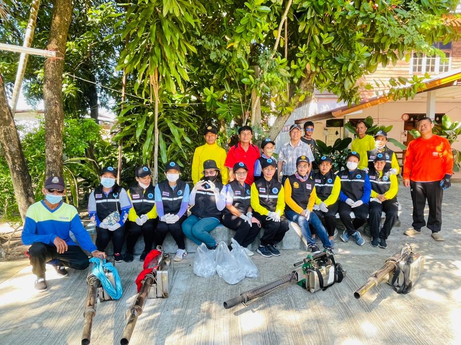 กองสาธารณสุข ร่วมกับเจ้าหน้าที่เทศบาลตำบลเหล่าปอแดง อสม. ผู้นำชมชุน ดำเนินงานตามโครงการป้องกันไข้เลือดออก วันที่ 22 มิถุนายน 2566 ที่ศูนย์พัฒนาเด็กเล็กบ้านหนองแคน  บ้านหนองแคน หมู่ที่ 1 และโรงเรียนบ้านหนองแคน