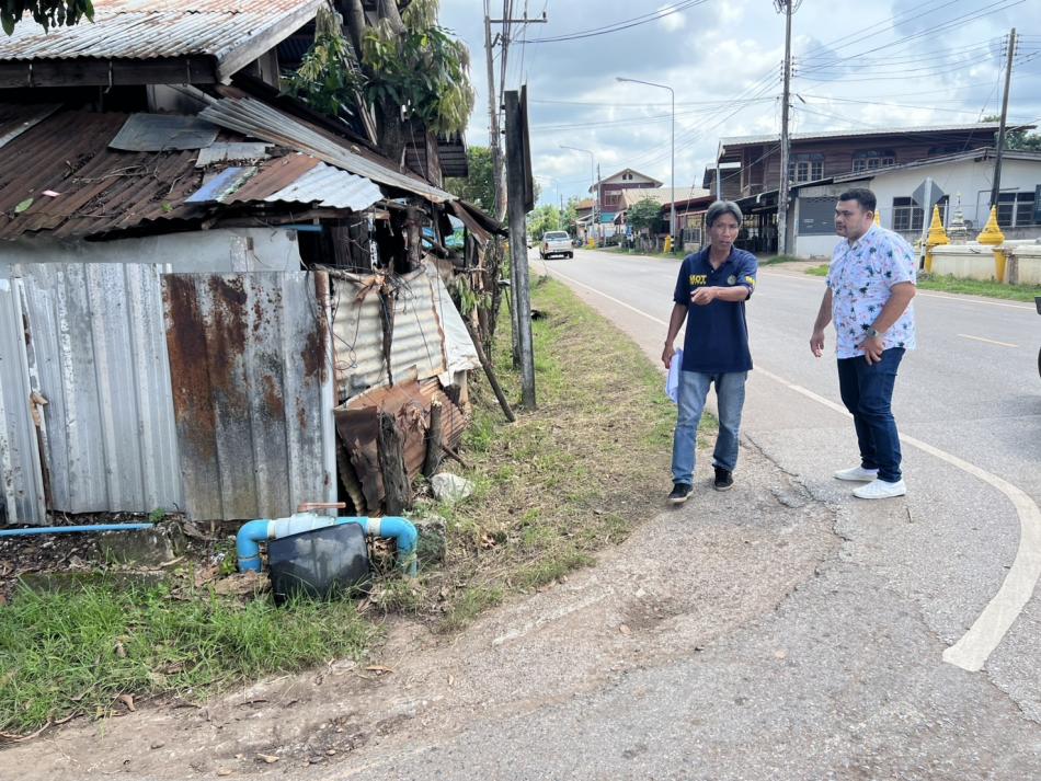 กองช่าง เทศบาลตำบลเหล่าปอแดง ได้รับมอบหมายจาก นายลำไพ งิ้วพรม นายกเทศมนตรีตำบลเหล่าปอแดง ออกสำรวจพื้นที่ก่อสร้าง ร่วมกับทางหลวงชนบท เรื่อง การขอใช้พื้นที่ในการขุดวางท่อระบายน้ำ คอนกรีตเสริมเหล็ก (คสล.) ณ บ้านหนองแคน หมู่ที่ 1