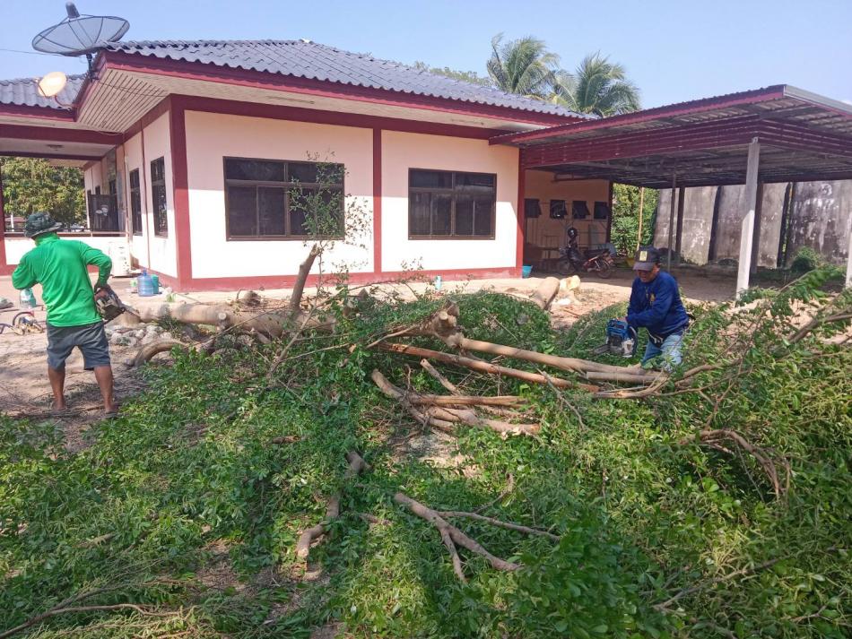 งานป้องกันและบรรเทาสาธารณภัย ลงพื้นที่ปรับภูมิทัศน์ตัดแต่งกิ่งไม้ ณ ศูนย์พัฒนาเด็กเล็กบ้านหนองแคน