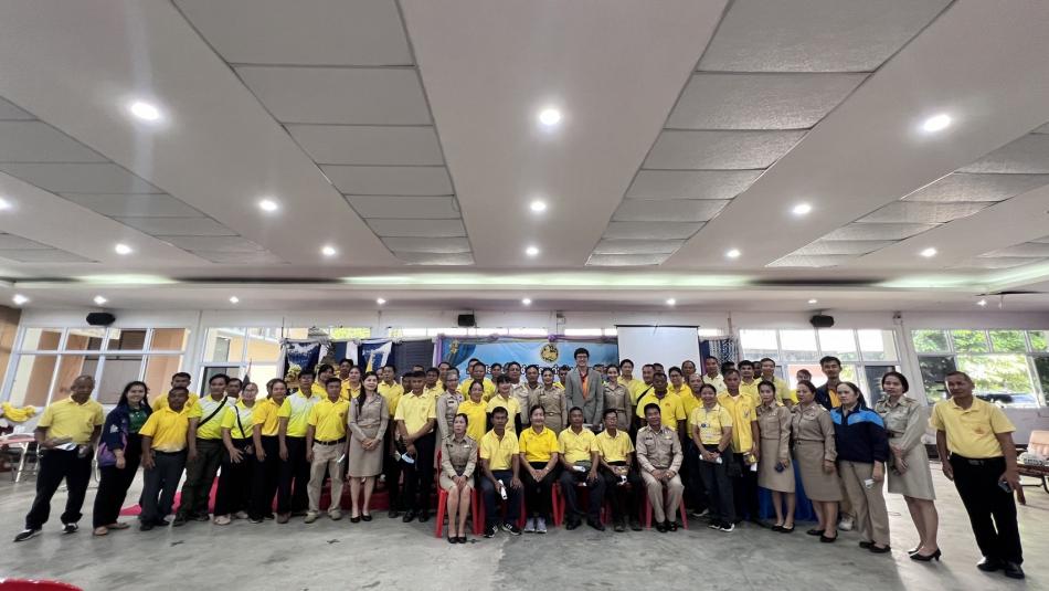 นายสุทัศน์ โคตรธรรม นายกเทศมนตรีตำบลเหล่าปอแดง ร่วมประชุมแนวทางการขับเคลื่อนการดำเนินงานความยากจนในจังหวัดสกลนคร