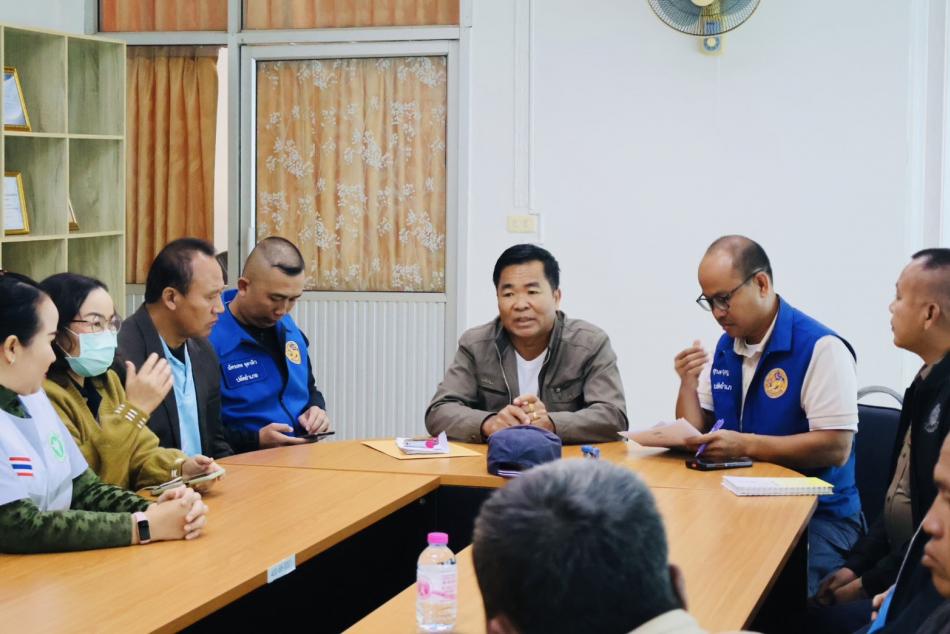นายสุทัศน์ โคตรธรรม นายกเทศมนตรีตำบลเหล่าปอแดง พร้อมกับเจ้าหน้าที่สำนักงานสาธารณสุขจังหวัดและเจ้าหน้าที่ประจำหมู่บ้าน ประชุมติดตามตรวจหาสารเสพติดในปัสสาวะพร้อมกับลงพื้นที่ดูแลอย่างใกล้ชิด