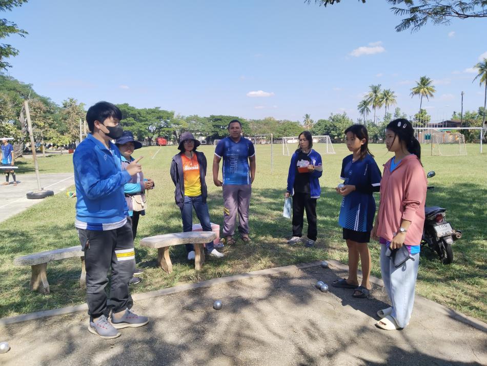 ภาพบรรยากาศกีฬาเปตองคู่ผสม โครงการแข่งขันกีฬาตำบลเหล่าปอแดงต้านยาเสพติด ณ สนามโรงเรียนบ้านหนองปลาน้อย (สุทธะเรืองศิลป์) โดย เทศบาลตำบลเหล่าปอแดง