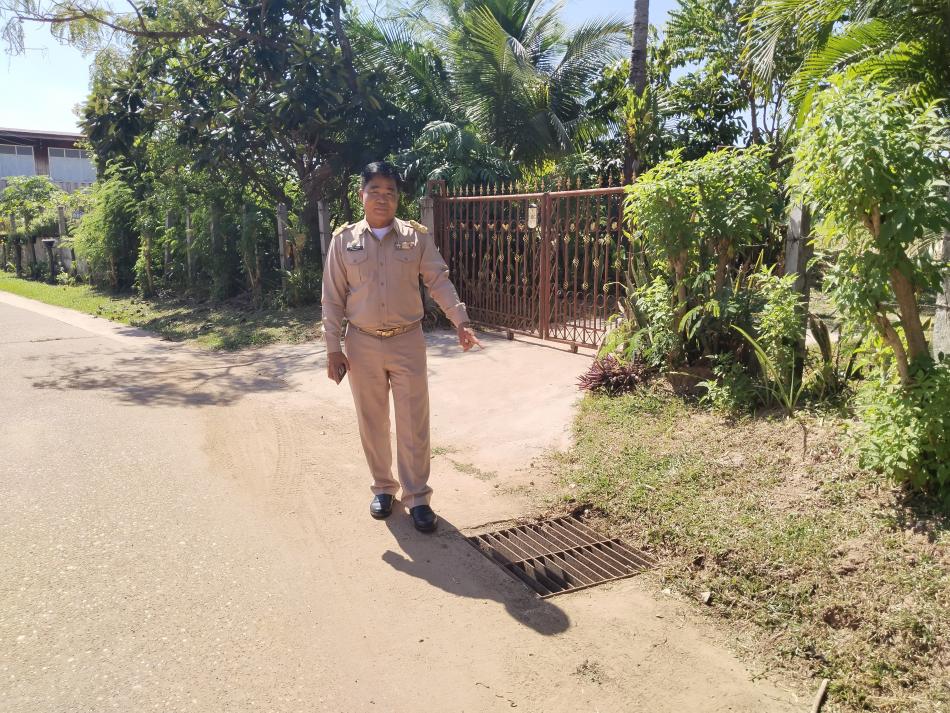 นายสุทัศน์ โคตรธรรม นายกเทศมนตรีตำบลเหล่าปอแดง พร้อมกับผู้อำนวยการกองช่าง ข้าราชการและพนักงาน ลงพื้นที่ตรวจสอบเตรียมวางระบบท่อระบายน้ำ ณ บ้านท่าวัดเหนือ หมู่ที่ 3