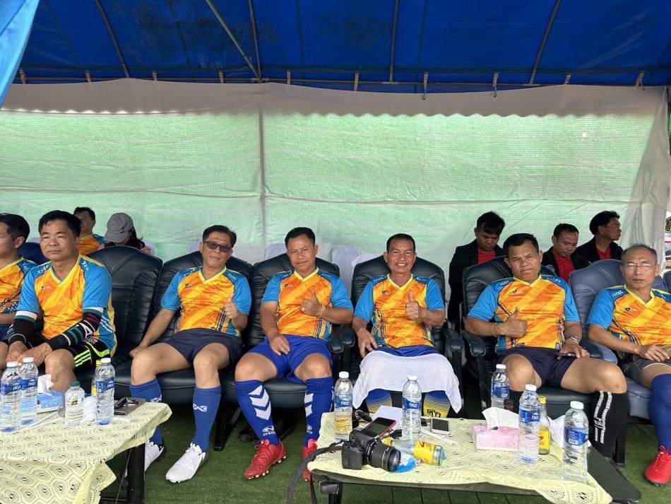 นายสุทัศน์ โคตรธรรม นายกเทศมนตรีตำบลเหล่าปอแดง ร่วมเป็นเกียรติในพิธีเปิดการแข่งขันกีฬาตำบลดงมะไฟต้านภัยยาเสพติด