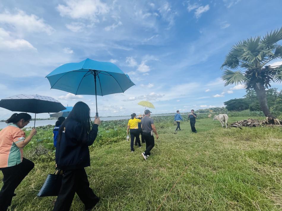 นายสุทัศน์ โคตรธรรม นายกเทศมนตรีตำบลเหล่าปอแดง พร้อมนางสาวจิราภรณ์ เบิกบานดี นายอำเภอเมืองสกลนคร ลงสำรวจพื้นที่ถนน 39 และสำรวจรอบๆบ้านท่าวัดเหนือ หมู่ที่ 3 เพื่อปรับปรุงภูมิทัศน์