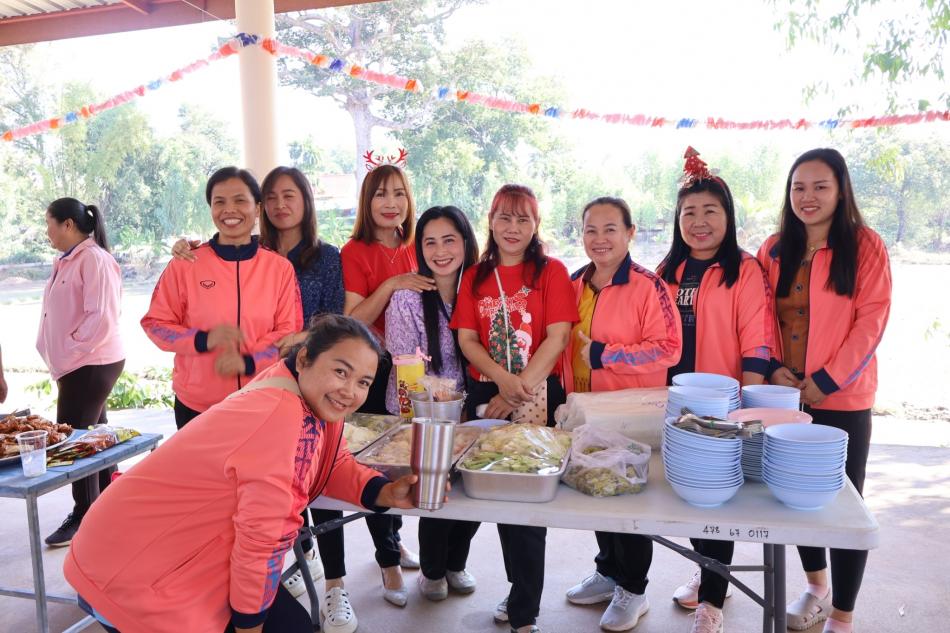 ภาพบรรยากาศเทศบาลตำบลเหล่าปอแดง Happy new year จับฉลากของขวัญปีใหม่ ส่งท้ายปีเก่าต้อนรับปีใหม่