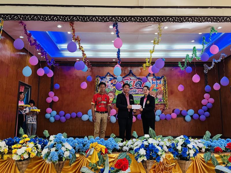 นายสุทัศน์ โคตรธรรม นายกเทศมนตรีตำบลเหล่าปอแดง ร่วมกิจกรรมเปิดงานวันเด็กแห่งชาติ ประจำปี 2567