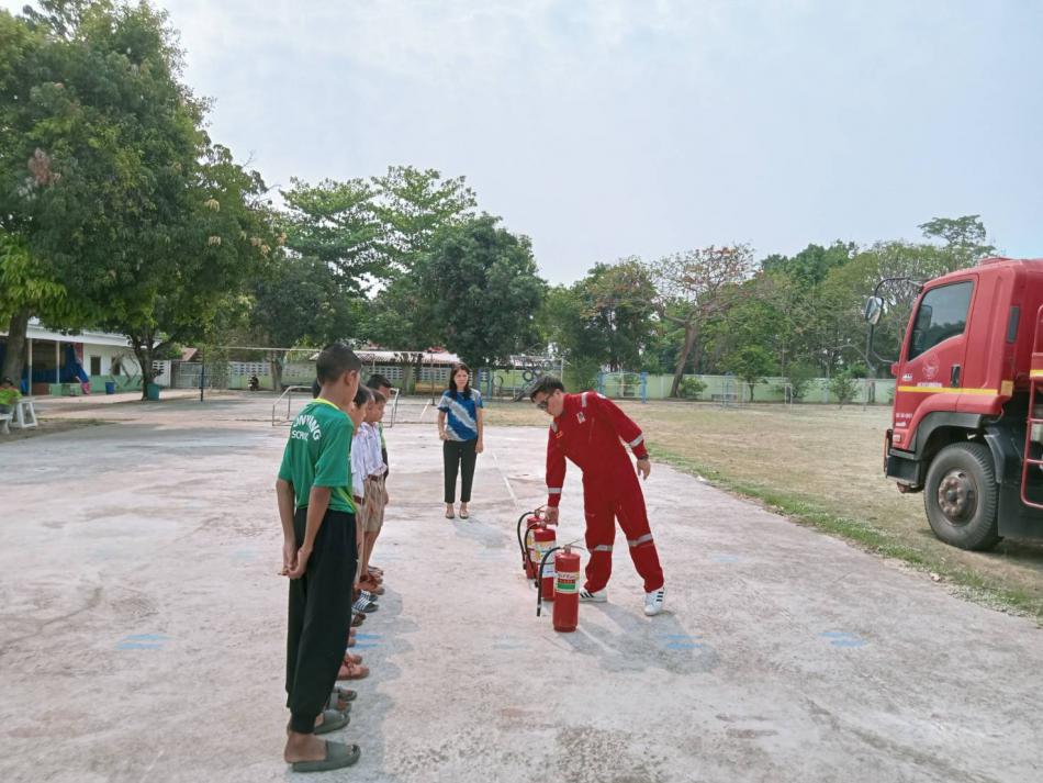 งานป้องกันและบรรเทาสาธารณภัย ออกบริการให้ความู้เกี่ยวกับการใช้ถังดับเพลิงเบื้องต้น ที่ โรงเรียนบ้านดอนยาง