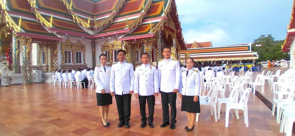 นายสุทัศน์ โคตรธรรม นายกเทศมตรี พร้อมเจ้าหน้าที่เทศบาลตำบเหล่าปอแดง ร่วมประกอบพิธีเสก น้ำพระพุทธมนต์ศักดิ์สิทธิ์ งานเฉลิมพระเกียรติพระบาทสมเด็จพระเจ้าอยู่หัว 