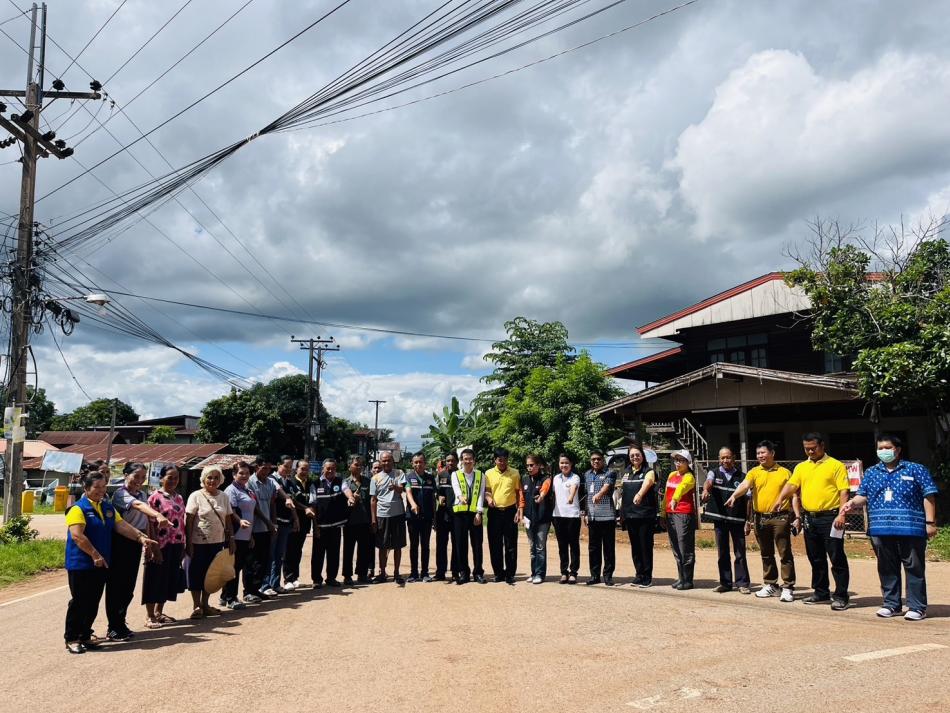 นายสุทัศน์  โคตรธรรม นายกเทศมนตรี พร้อมผู้ใหญ่บ้าน บ้านท่าวัด (อสม) ลงสำรวจพื้นที่ ร่วมกับศูนย์อำนวยการความปลอดภัยทางถนน (ศปถ) และองค์การปกครองส่วนท้องถิ่น
