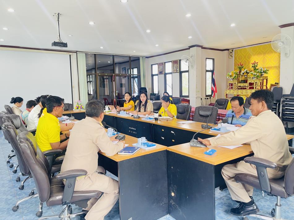 เจ้าหน้าที่กองสาธารณสุขและสิ่งแวดล้อม ร่วมประชุมคณะกรรมการกองทุนหลักประกันสุขภาพ ณ ห้องประชุมสภาเทศบาลตำบลเหล่าปอแดง