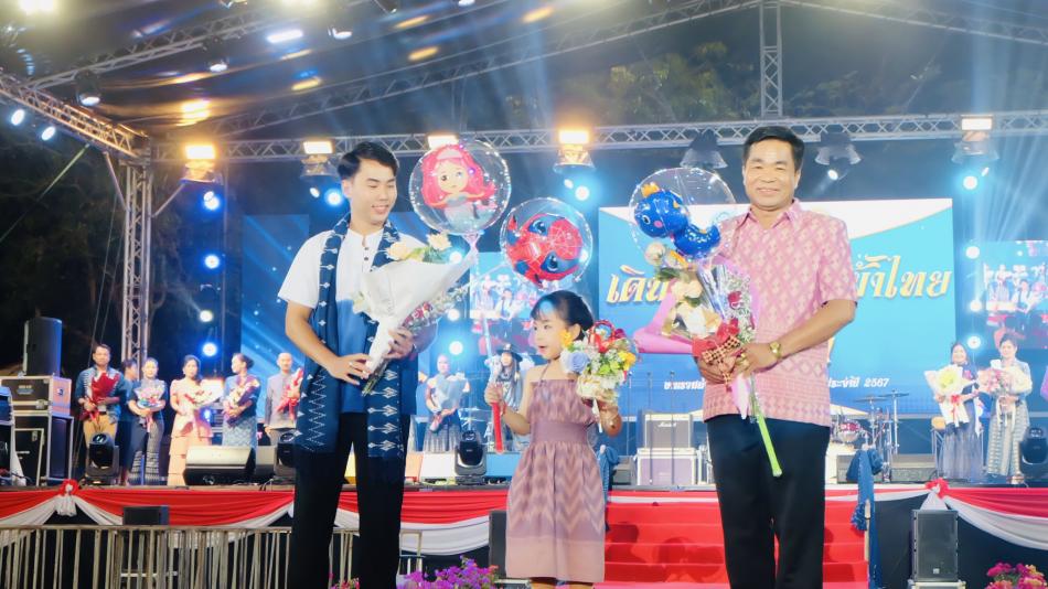 นายสุทัศน์ โคตรธรรม นายกเทศมนตรีตำบลเหล่าปอแดง “ร่วมกิจกรรมเดินแบบแฟชั่นผ้าไทยใส่สนุก”  