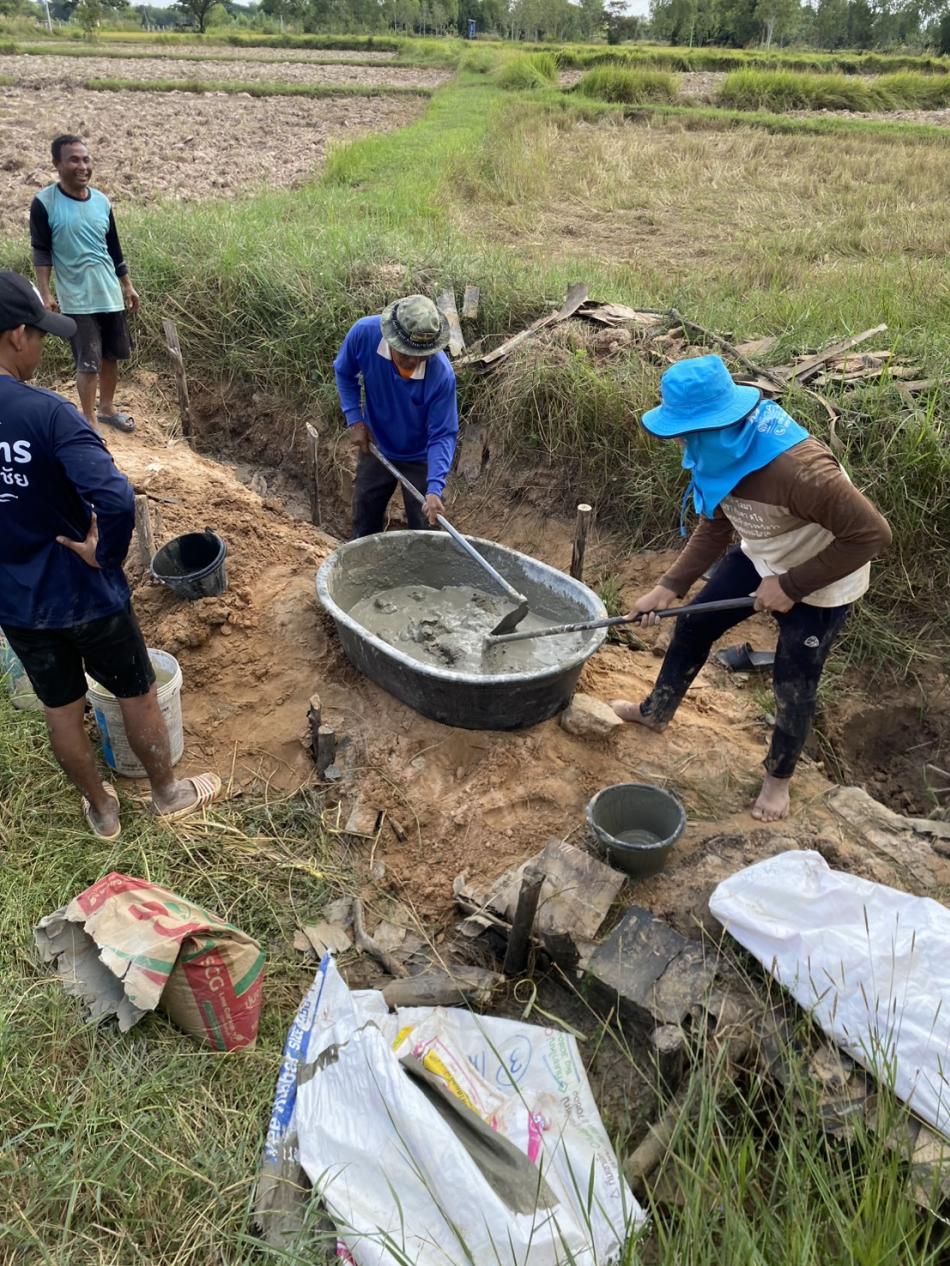 กองช่างเทศบาลตำบลเหล่าปอแดง ได้รับมอบหมายจาก นายลำไพ งิ้วพรม นายกเทศมนตรีตำบลเหล่าปอแดง ออกดำเนินการซ่อมแซมและแก้ไขคลองส่งน้ำเหตุจากขาดการใช้งานมานาน ณ บ้านท่าวัดเหนือและบ้านท่าวัดใต้