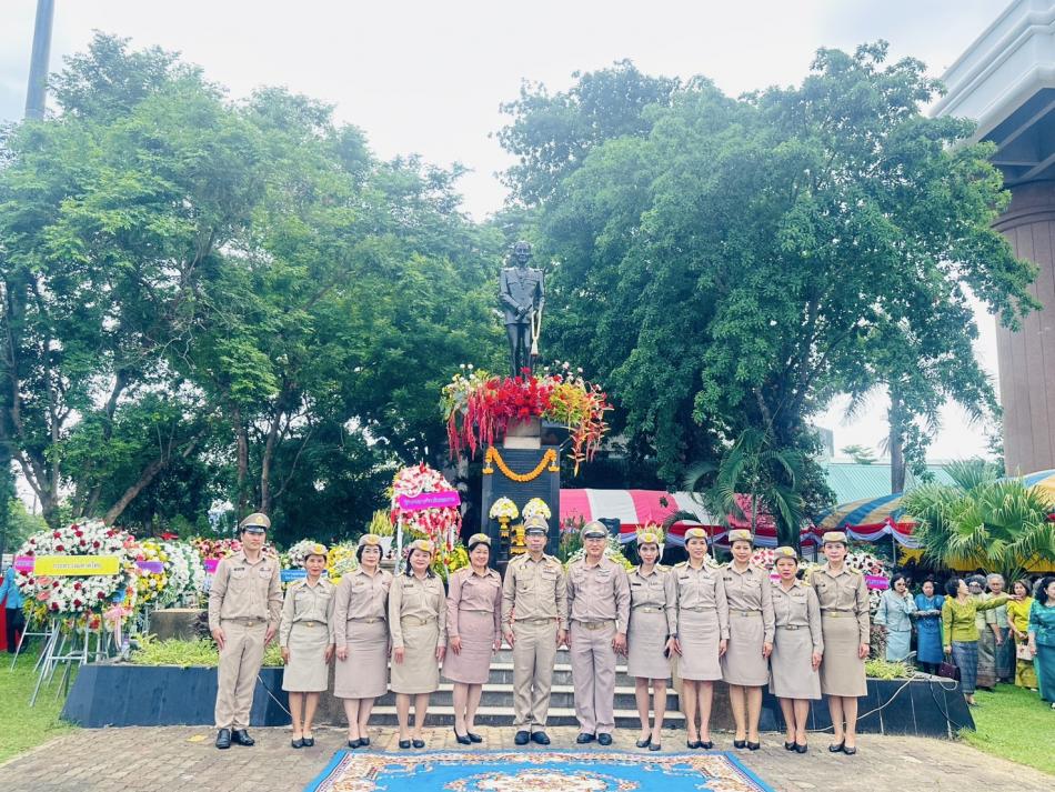 เทศบาลตำบลเหล่าปอแดง ร่วมพิธีวางพวงมาลาสักการะอนุสาวรีย์พระยาประจันตประเทศธานี อดีตเจ้าเมืองสกลนครคนแรก ประจำปี 2568 ณ อนุสาวรีย์พระยาประจันตประเทศธานี บริเวณประติมากรรมหนองหารหลวง (ประตูเมืองสกลนคร) อำเภอเมืองสกลนคร จังหวัดสกลนคร