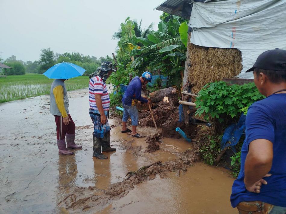 เจ้าหน้าที่กองช่างได้รับมอบหมายจาก นายลำไพ งิ้วพรม นายกเทศมนตรีตำบลเหล่าปอแดง เนื่องจากต้นไม้ล้มทับท่อประปา ทำให้ระบบท่อประปาแตก จึงได้ออกแก้ไขเร่งด่วน ณ บ้านหนองแคน หมู่ที่ 1