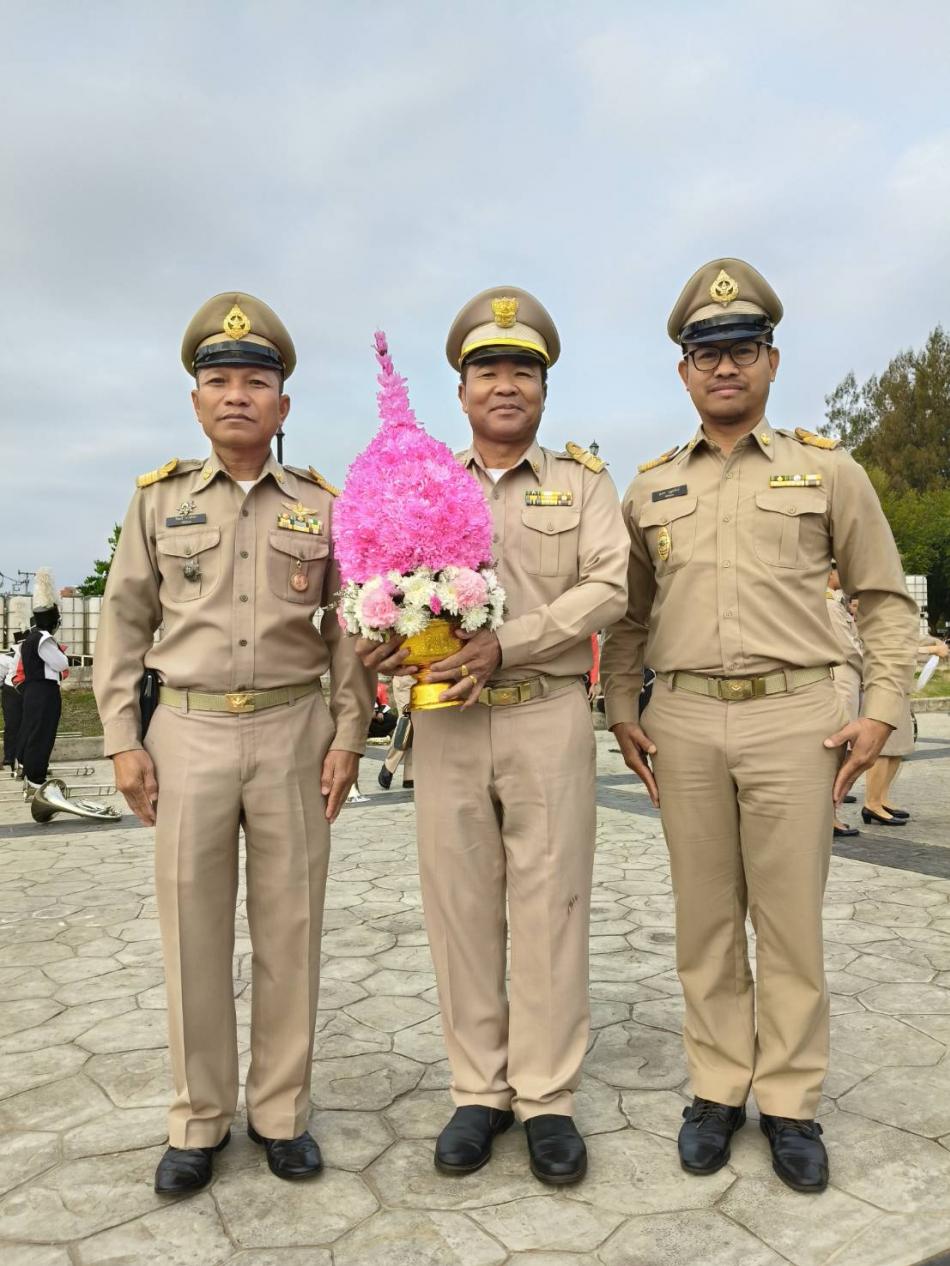 นายกเทศมนตรีตำบลเหล่าปอแดง เป็นตัวแทนของอำเภอเมืองสกลนคร วางพานพุ่มดอกไม้ เนื่องใน “วันท้องถิ่นไทย ประจำปี 2568” อำเภอเมืองสกลนคร จังหวัดสกลนคร