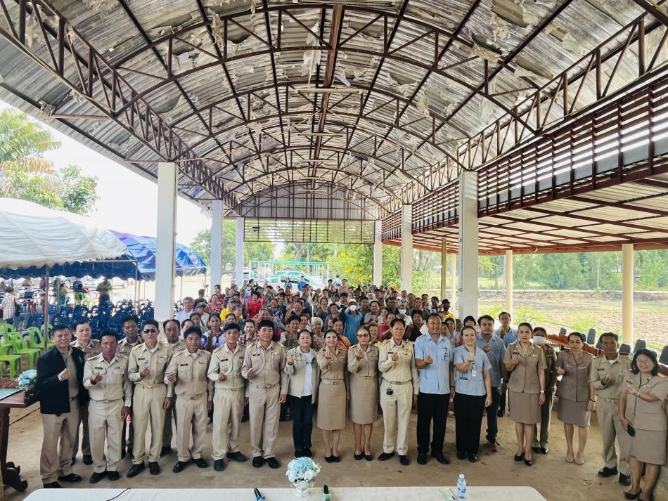 โครงการอบรมเชิงปฏิบัติการเรื่องการป้องกันโรคพยาธิใบไม้ตับและมะเร็งท่อน้ำดี โดยไดัรับเกียรติจากนางสาว จิราภรณ์ เบิกบานดี นายอำเภอเมืองสกลนคร เป็นประธานในพิธีเปิด