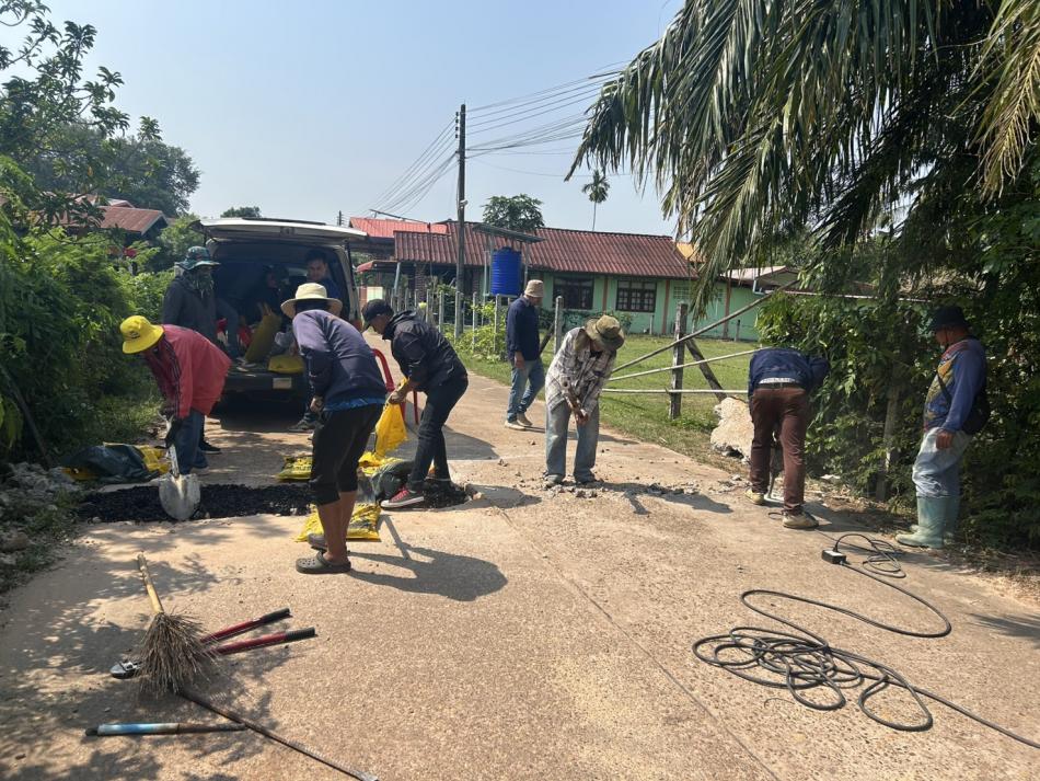 กองช่างเทศบาลตำบลเหล่าปอแดง ได้รับมอบหมายจาก นายลำไพ งิ้วพรม นายกเทศมนตรีตำบลเหล่าปอแดง ออกพื้นที่ซ่อมแซมถนน ณ บ้านหนองแดง หมู่ที่ 2 เพื่อให้ประชาชนเดินทางสะดวกและปลอดภัย