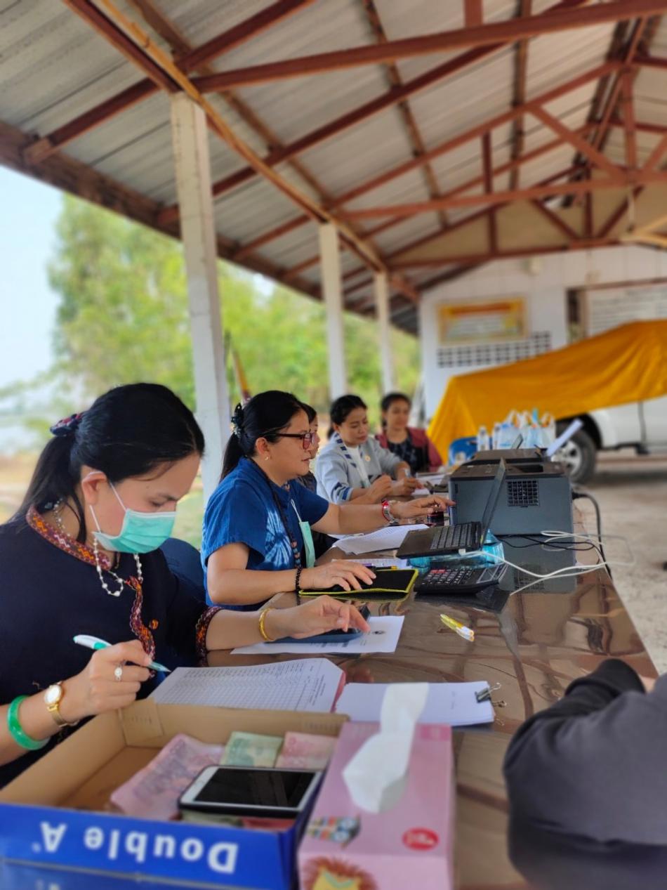 กองคลังร่วมกับกองสาธารณสุข เทศบาลตำบลเหล่าปอแดง ออกบริการประชาชนในการจัดเก็บภาษีเคลื่อนที่ หมู่ที่ 10 บ้านดอนกกยาง วันที่ 31 มีนาคม 2566