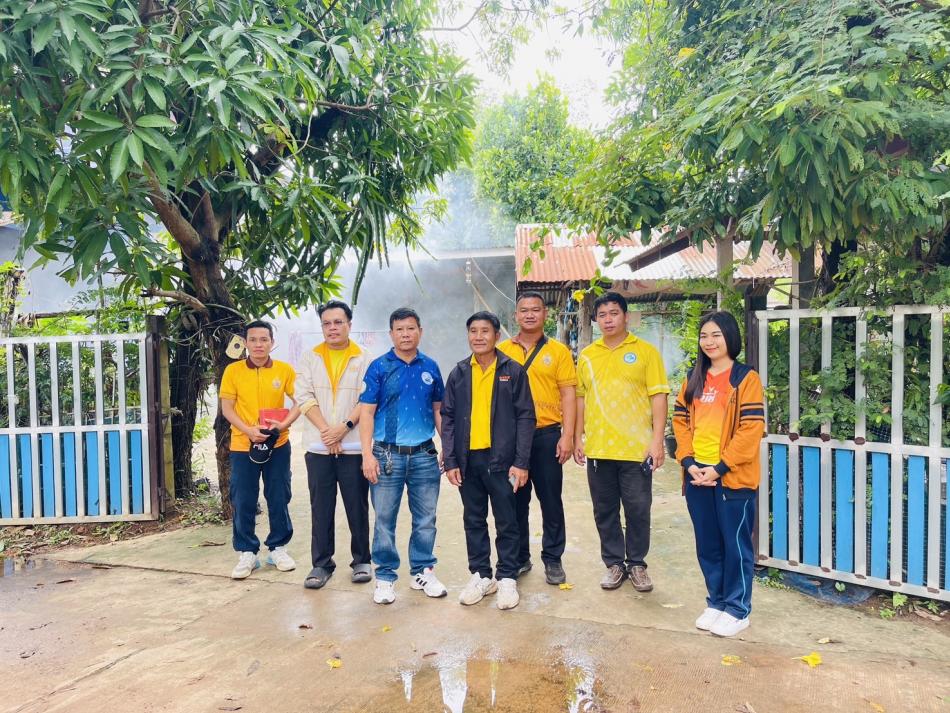 เจ้าหน้าที่กองสาธารณสุขและสิ่งแวดล้อม และเจ้าหน้าที่ป้องกันและบรรเทาสาธารณภัย ลงพื้นที่พ่นหมอกควัน ณ บ้านผู้ป่วยไข้เลือดออก หมู่ที่ 5 บ้านหนองสระ