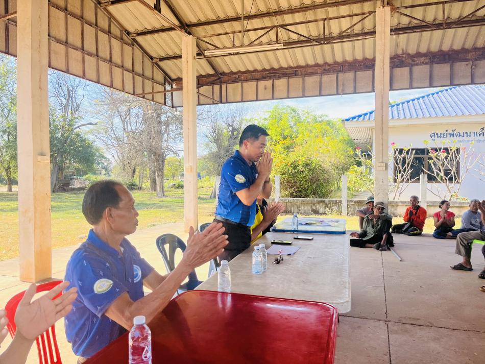 นายสุทัศน์ โคตรธรรม นายกเทศมนตรีตำบลเหล่าปอแดง ลงพื้นที่ชี้แจงการจัดเก็บน้ำคลอง ณ บ้านท่าวัดใต้