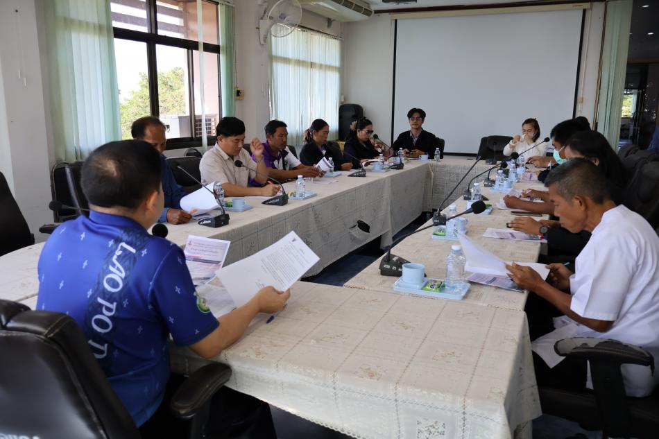 นายเสกสรร สุตะโคตร ปลัดเทศบาล พร้อมหัวหน้าส่วนราชการ ประธานสภา สมาชิกสภา กำนันผู้ใหญ่บ้านและ ผู้อำนวยการโรงเรียนทุกแห่งในเขตตำบลเหล่าปอแดง ร่วมประชุมโครงการอนุรักษ์พันธุกรรมพืช อันเนื่องมาจากพระราชดำริสมเด็จพระเทพรัตนราชสุดาฯ สยามบรมราชกุมารี (อพ.สธ)  ณ ห้องประชุมเทศบาลตำบลเหล่าปอแดง อำเภอเมือง จังหวัดสกลนคร